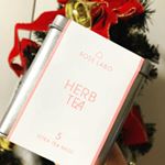 クリスマスの準備終わらない年末の仕事待った無しの子供本当に師走を感じますがリッチで柔らかいローズの香りがたまらないこちらのハーブティーで癒されます#ROSELABO #食べられるバラ …のInstagram画像