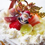 今日はちょっと早めのクリスマスパーティー🎄✨・ケーキは子どもたちと一緒に作ってみました。ホイップとフルーツの飾り付けなどはほぼノンタッチだから見た目はぐちゃっとしてるけど、お兄ちゃんは自分…のInstagram画像