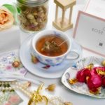 *お気に入りのハンドメイドの器を使い優雅なティータイム♡・ROSE LABOのROSE HERB TEA 5 TETRA BAGSシンプルなシルバー缶にピンクのロゴの帯 可愛いい(*^…のInstagram画像