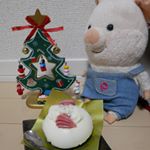 ぷーとんもクリスマス♥️ ぷーとんと同じくらいの大きさのツリーと撮影(*´ω｀*) ケーキは、ローソンです✨#ぷーとん#ぬいどり #わたしとぷーとんの日々 #わたしのクリスマス#ひかり味噌#mon…のInstagram画像