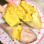 焼き芋焼けた〜🍠安納芋あまーい！ジュ〜シ〜家でも美味しい焼き芋焼けるんだなぁ☺️いつもはレンチンで蒸しただけだったんだけど、今回はオーブンで焼いてみました。オーブンで1時間と余熱3…のInstagram画像