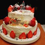 娘と一緒に二段ケーキを作りました。スポンジケーキとナッペは、私、飾りは小学一年生の娘が担当。#ケーキ作り #クリスマス#二段ケーキ#共立食品#手作りスイーツでクリスマス#monipla#k…のInstagram画像