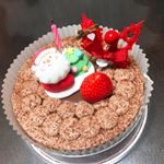 ケンタッキーのクリスマスバーレルにセットになっているチョコレートケーキにクリスマスのオーナメント🎄🤶かわゆい♡#アートキャンディ #ケーキオーナメント #クリスマスケーキ #手作りケーキ …のInstagram画像