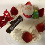 モニプラからモニターに参加しました。 クリスマスケーキに乗ったサンタさんやチョコなどでクリスマスケーキつくりました😊 可愛いクリスマスオーナメントでケーキが華やかになったよ😚#アートキ…のInstagram画像