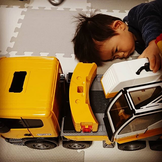 口コミ投稿：一歳過ぎから、一日中飽きずに車で遊んでいる息子。自分より大きいクレーン車に大興…