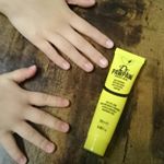 ドクターポーポー オリジナルマルチバームイギリスの家庭では必需品美容&保湿で家族全員使える6役マルチバーム👍顔にも身体にも使えますはよくあるけど、髪にも💋唇にも😆👌 シンプ…のInstagram画像