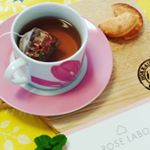 お昼ご飯の後に、まったり😊国産・無農薬の「食べられる薔薇」を使用したティーバック型のROSEハーブティー💓♥.ローズの素敵な香りでバタバタな、年末、、にまったり✨💍✨.ノンカフ…のInstagram画像