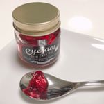苺ジャム🍓にしか見えないけど、これ目元用保湿ジェルなんです。見た目だけじゃなくて、香りもジャム。美味しそう🤤パッケージも可愛いし、キッチンに置いてたらダメなやつです笑可愛い見た目とは裏腹に…のInstagram画像