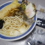 年末といえば年越しうどん！今年は亀城庵の[ツルっと亀～る]で新年を迎えました。乾燥した麺を茹でてから水でそそぐ事で、お店で食べる本格的なうどんと同じ食感になりました〜♪ 亀城庵がこだわって…のInstagram画像