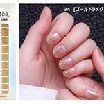 .NAILsNAIL（@nailsnail_official）の貼るジェルネイル💖私が気になっているのは【94 ゴールドラメグラデー】貼るジェルネイルって新しいですよね。普通のシー…のInstagram画像