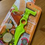 ワッフルピーラーを使ってみました。ポテトチップスを作りました。編み目状なので火が通りやすくサクサクに出来ました。見た目も可愛くてこれからのご飯作りが楽しくなりそうです。#ののじ #…のInstagram画像