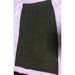 【 @andj_jp 】ハイウエスト リブニットミディ丈スカート🍀🍃.グリーンカラーのスカートは初挑戦💚ニットで暖かい、透けない！ウエストはストレッチが効いていて苦しくなく…のInstagram画像