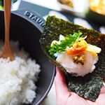 週末のお昼ご飯は、おとーさんが釣ってきたメバルのお刺身で#手巻き寿司 🐟・欲張って、お刺身と大葉と錦糸卵とキムチとお漬物全部のせ(= ･ω･)っ・手巻き寿司の#海苔 は、#山本海苔店 …のInstagram画像