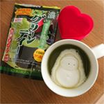 玉露園 濃いグリーンティー🍵宇治抹茶２０％使用。砂糖も入っているので少し甘い感じ💕なのにカロリーは３分の１です。寒い朝に温まるのにピッタリです🐼もちろんアイスでも頂けます。カルディの雪…のInstagram画像