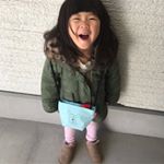 ..@reisenthel_japan さんの子供用のミニバッグがお気に入りの娘。3歳5ヶ月の娘にはサイズがちょうど良くて、ハンカチとティッシュとラムネを少し入れてます^ ^娘の身長は…のInstagram画像
