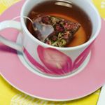 お昼ご飯の後に、まったり😊国産・無農薬の「食べられる薔薇」を使用したティーバック型のROSEハーブティー💓♥ 甘酸っぱくて大好き💓♥❤シュガーなしで、スイーツのお供に幸せ時間👑.…のInstagram画像