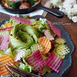 ・・Lunch menu with carbohydrate restriction・・こんにちは・・毎日食べてるサラダ🥗もワッフルピーラーを使って華やかにして…のInstagram画像