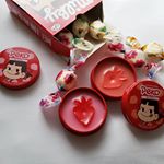 ペコちゃん💄🍭⏬韓国コスメのHOLIKA HOLIKAとぺこちゃんがコラボしたリップバーム💄何と言ってもパッケージがめちゃくちゃ可愛い♡私は背景色を全体に塗ってからイチゴの部分を上…のInstagram画像