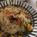 ソーメンチャンプルー♡沖縄で食べてから大好きに\(´ω` )/♬今回はまるごとキューブだしを使ったからいつもより出汁のいい香り♡野菜わ細切りにしてごま油でいためて、卵も炒り卵にして茹でたソ…のInstagram画像