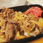 #丼だけ～なお弁当箱 のモニターです★旦那さん、毎日お弁当を持っていきます。毎日のお弁当のおかずって何作ろうか悩みますよね。でもこれに頼れば朝楽チン（笑）#牛丼 ぺ…のInstagram画像