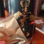 今回は薩摩の芋焼酎、黒霧島。いつも飲んでいるものの度数に比べれば断然酔いそうな20度。確実にのみすぎれば、次の日アウトな感じですが、心地よく飲んで、エカス一緒に飲んだら次の日は平気でした。…のInstagram画像