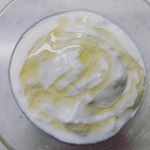 ホームメイド・ケフィアのスターターキットで牛乳一パックからヨーグルトを作ってみました。自分でヨーグルトを作るのは思ったより簡単✨*①牛乳にケフィアを入れてよく混ざるようにスプーンでかきまわす。…のInstagram画像