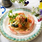 .今日のランチはパスタ🍝.これに「サラダスティック辛子明太子風味」をトッピング。.彩りも綺麗で他の野菜🥦とのマッチングもピッタリです。.お味の方もピリ辛の明太子風味…のInstagram画像