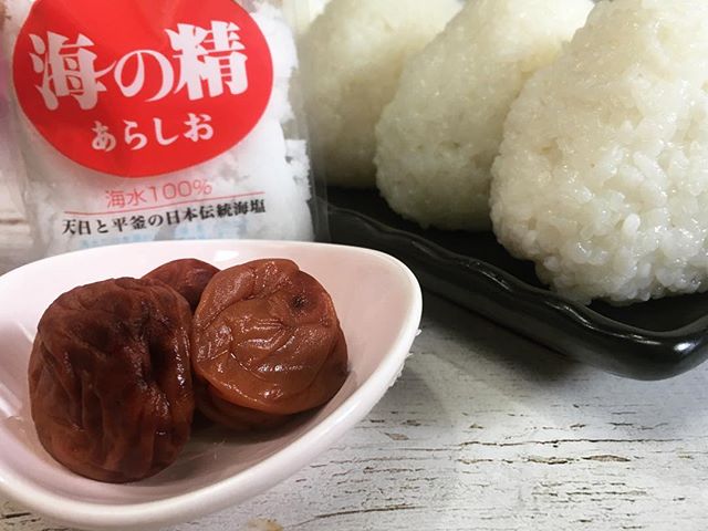 口コミ投稿：.おっはよー🤗.やっぱり日本人の朝ごはんは#塩むすび と#梅干し と#お味噌汁 よな💓.今…