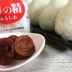 .おっはよー🤗.やっぱり日本人の朝ごはんは#塩むすび と#梅干し と#お味噌汁 よな💓.今日使わせてもらったお塩は#海の精あらしお 🌊伝統海塩「#海の精 」は、８０種類以上の元…のInstagram画像