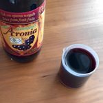 ポリフェノールが豊富で若さを保つ効果がある？！有機アロニア１００%果汁を飲んでみましたアロニアの甘さは天然のソルビトールだから低カロリーだそうです♡ストレス タバコ アルコール 紫外線…のInstagram画像