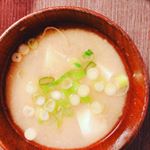 おだし生活3日目 朝は忙しいので朝ごはん作りに時間をかけていられない。。。でもできたてで体にやさしいものを食べられたら、と思います。この味噌汁は3分で完成要領よく出来れば1分ででき…のInstagram画像