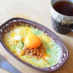 #マルハニチロ さんのうす焼きピッツァ 濃厚チーズとDELIグラタン チーズソース&ほうれん草ベーコン を実食‼️・・ピザには蜂蜜を垂らして💕７種類のチーズと蜂蜜が合いすぎー‼…のInstagram画像
