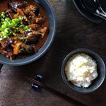 晩ごはん🍳大きめにカットした茄子と蓮根の辛々麻婆🍆フライパンごとテーブルへ熱々でいただきます😋白いごはんは一杯ではおさまらない😅💦 #おうちごはん #晩ごはん #夜ごはん #麻…のInstagram画像