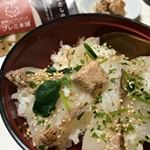 今夜は超簡単に#鯛茶漬け 。出汁をとらずに絶品にする秘訣は、まるごとキューブだし💕ご飯に鯛のお刺身をのせて、塩、三つ葉、ゴマをふり、まるごとキューブだし1/4個をのせてお湯を注ぐだけ♪瞬時…のInstagram画像
