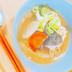 野菜たっぷり味噌汁🥬風邪引きそう🤧って嘆いてる旦那さんのリクエストで野菜たっぷり味噌汁我が家は麦味噌orこうじ味噌具材がたっぷり味噌汁が定番です。最近使いは…のInstagram画像