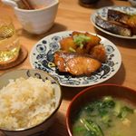 数日ぶりに、ちゃんとご飯😉今夜のメインは『ぶり大根煮』.下処理して片栗粉をまぶしたブリをフライパンでバター焼き。貰い物の静岡の万能たれと、みりんで焼き煮にしただけ💡甘辛のタレが絡ん…のInstagram画像