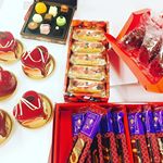 🍫💕..去年は手作りしたけど、今年は高級なチョコやケーキを購入してみんなでパーティでした🍾💕...#ハッピーバレンタイン #チョコレート #ブラウニー #ケーキ #マド…のInstagram画像