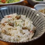 今日の晩ごはん#福豆とベーコンの炊き込みご飯 #レシピあり先週奥歯を抜歯したので、今年は#恵方巻 を噛じれず。固くて味気ない#節分の豆 、#ご利益 あるって言われても、小さ…のInstagram画像