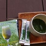 青汁と言えば苦い！ですが…やはり苦味がありましたー。大麦若葉とケールの組み合わせでビタミン、カルシウムが豊富真緑の青汁です。お腹の赤ちゃんのためにがんばってのみます…のInstagram画像