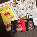 「口と足で描く芸術家協会」様より黒地に鮮やかなイラストが印象的なエコバッグをいただきました💡・丁度使っていたエコバッグが壊れたタイミングでいただいたので、お買い物の時には毎回持参して愛用してお…のInstagram画像