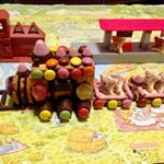 子供と一緒に大好きな汽車をお菓子で作りました！コアラのマーチを乗せて走りますよ。楽しく作った美味しく頂きました！ ＃手作りスイーツ#お菓子の汽車#monmarche #tuna #ocea…のInstagram画像