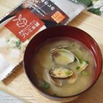 プレミ本舗さんの「まるごとキューブだし（Ｒ）」であさりのお味噌汁を作りました。  この「まるごとキューブだし（Ｒ）」は、丁寧に薄く削った鹿児島県産かつお節がぎっしりと詰まった、化学調味料・食塩不使用の…のInstagram画像