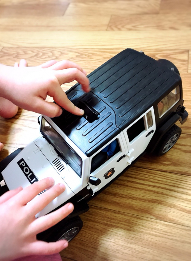 口コミ：楽しく遊びながら学べる！はたらくくるまの知育玩具！ブルーダー 『jeepパトカー』の画像（16枚目）