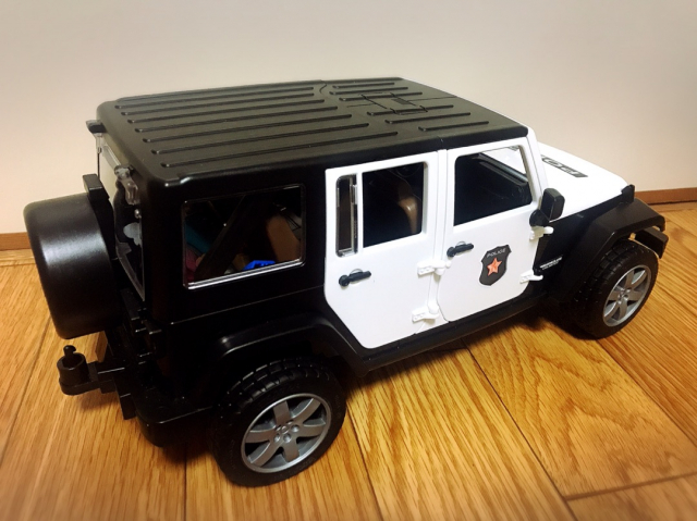 口コミ：楽しく遊びながら学べる！はたらくくるまの知育玩具！ブルーダー 『jeepパトカー』の画像（9枚目）