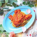 ワンポットパスタがお題だったのですが、フライパンないので😂出来上がりを🍝✨トマトをザクザク切ったトマトソースが自慢🍅✨生花をちらして、ハンズで買ったお気に入りのお皿にのせてルンルン食べるよ🌹✨…のInstagram画像