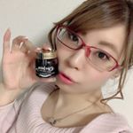 .カラコンしてないからメガネです😂最近ゲームのし過ぎなのか目がホント疲れるの🙄だから目元をマッサージしてるんだけどその時に使ってるのが目元美容液ジャム💕見た目はもちろん可愛いしブルーベリー…のInstagram画像
