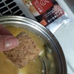 モニプラ「プレミ本舗ファンサイト」でまるごとキューブだしが当たりました✨同封されていたレシピの「豆腐ソテーのおかかネギだれ」を作りたかったけど、木綿豆腐がなかったのでお味噌汁に入れました😆…のInstagram画像