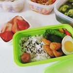 ・娘のお弁当🍱昨日作っておいた常備野菜を使ったからエビフライを揚げて詰めただけ😛・こちら1段でも2段でも使えちゃう便利なランチボックス💮ドーム型だから盛り付けもキープできるし色々な…のInstagram画像