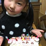 ひなまつりですね🌸今日はアートキャンディ様のひなまつりケーキオーナメントを使ってケーキの飾り付けに挑戦したよ🤗可愛く飾れてケーキが華やかになりました。娘も楽しんだようです。雛人形片付け大変…のInstagram画像