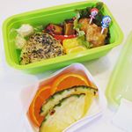 ・幼稚園最後のお出かけ日外で食べやすいように基本おにぎり🍙少なめにして欲しい＋果物はパイナップルとオレンジにしてとの要望なので２段で使ってみた。２段目の蓋もしっかりしまるタイプだったら…のInstagram画像